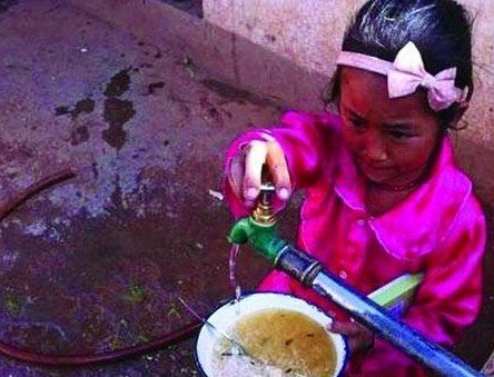 網(wǎng)曝云南小學(xué)生用江水泡飯 校長(zhǎng)稱是生活習(xí)慣