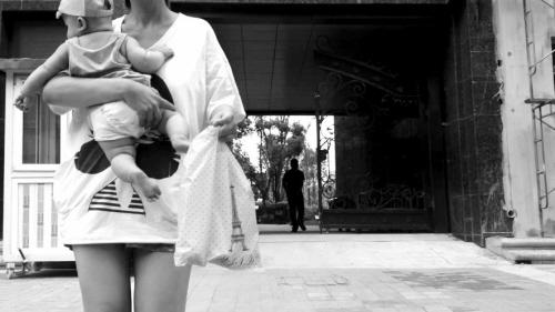 女子抱4月娃街頭賣人奶20元一袋買主多是成人