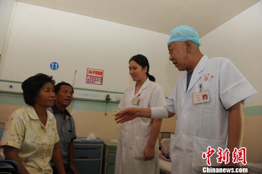 患癌軍醫(yī)扎根偏遠(yuǎn)農(nóng)村十年 當(dāng)百姓“守護(hù)神”