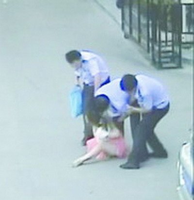 女老板無證駕駛大客車被查 猛踹民警襠部當街撒潑(圖)