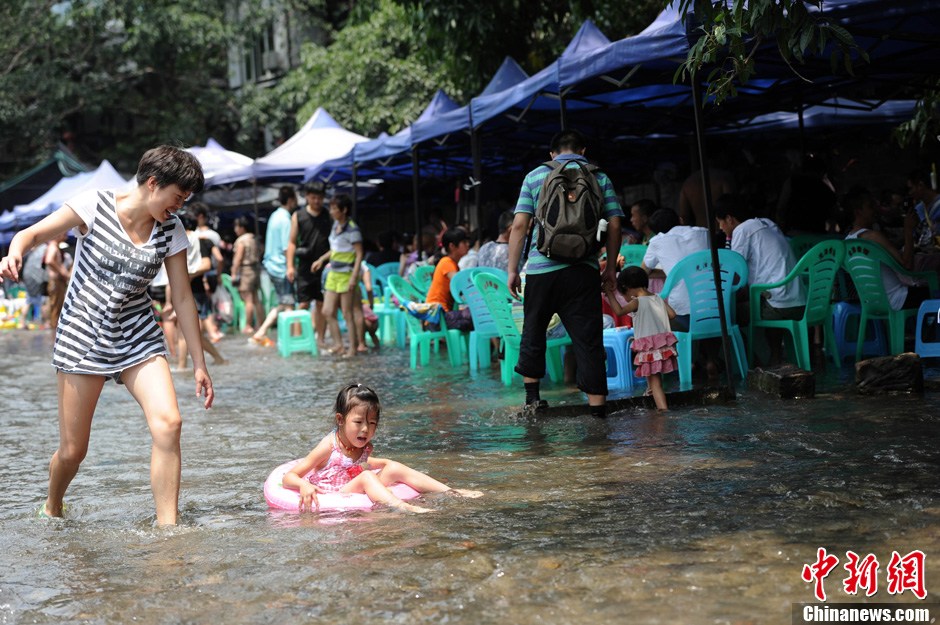 重慶再發(fā)高溫紅色預(yù)警 市民水中玩麻將納涼