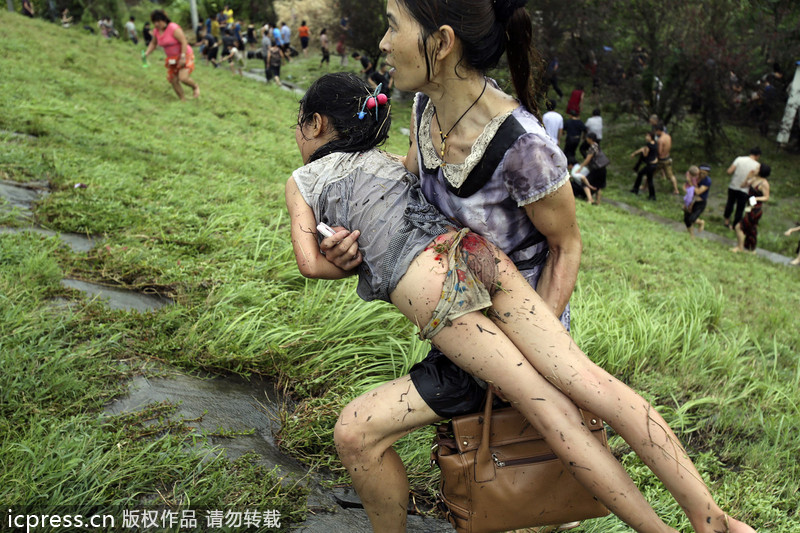 浙江海寧：高潮位達(dá)6.60米“回頭潮”席卷錢塘江鹽倉一帶 打翻數(shù)百名游客