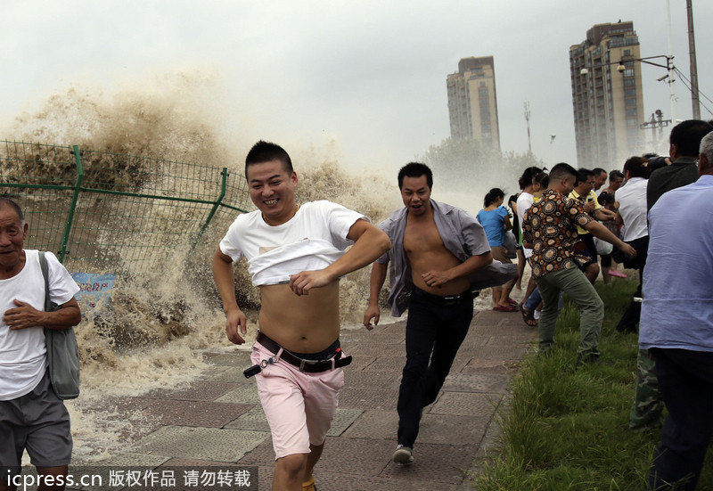 浙江海寧：高潮位達6.60米“回頭潮”席卷錢塘江鹽倉一帶 打翻數(shù)百名游客