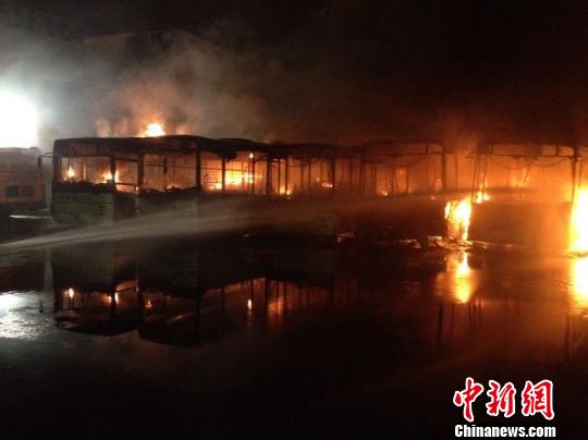 浙江臺(tái)州9輛公交車凌晨著火 均損毀嚴(yán)重?zé)绍嚉?/></p>
<p align=