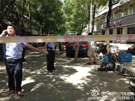 寧波比亞迪撞倒一男一女 司機當(dāng)街砍殺被撞男子