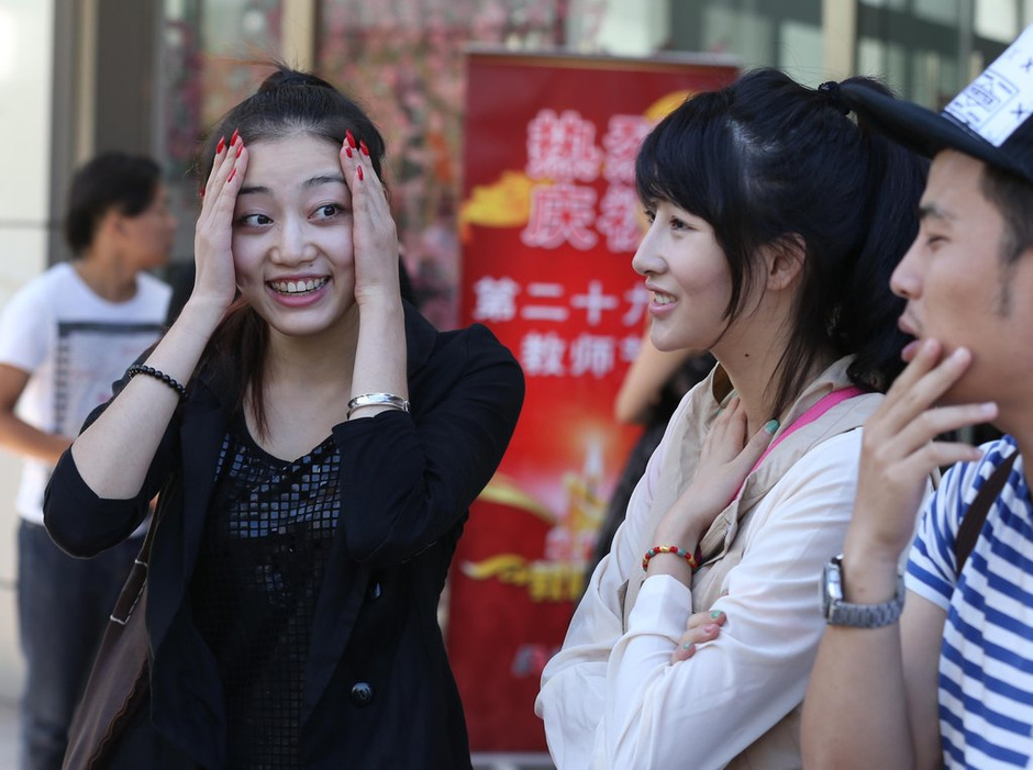 北影開學(xué)典禮臺下美女睡一片