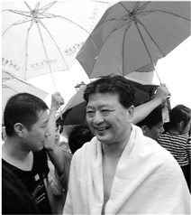 浙江15個(gè)環(huán)保局局長(zhǎng)下河游泳 副市長(zhǎng)市委書記領(lǐng)頭