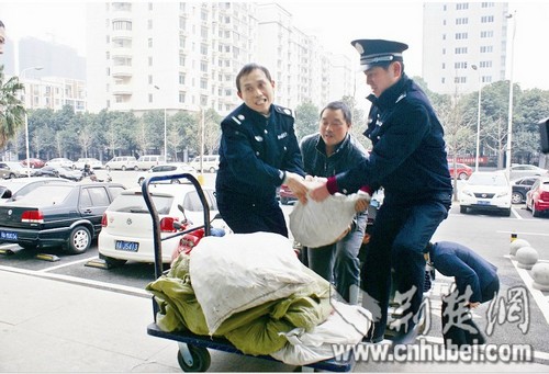 男子討薪獲18萬枚一角硬幣 銀行抽調(diào)10人清點(圖)