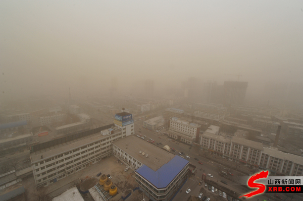 太原現(xiàn)沙塵暴 市民“重裝”出行(圖)