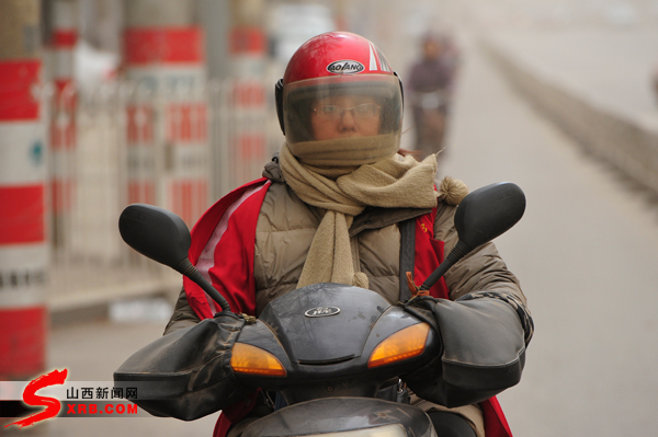 太原現(xiàn)沙塵暴 市民“重裝”出行(圖)