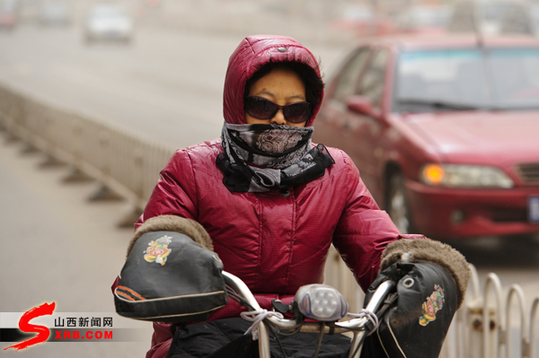 太原現(xiàn)沙塵暴 市民“重裝”出行(圖)