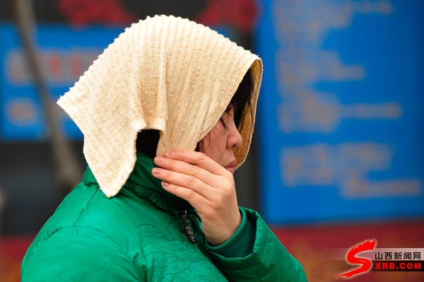 太原現(xiàn)沙塵暴 市民“重裝”出行(圖)