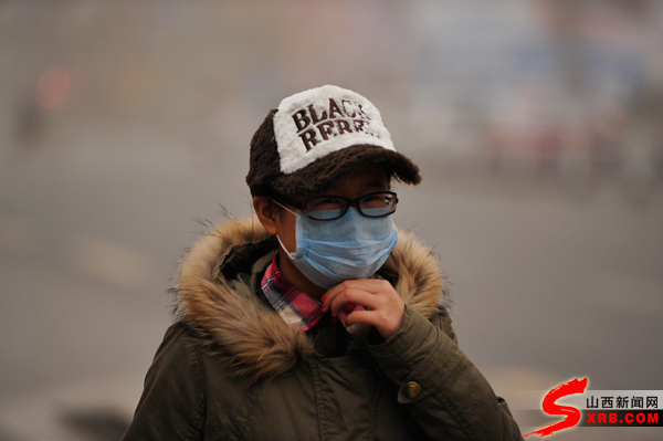 太原現(xiàn)沙塵暴 市民“重裝”出行(圖)