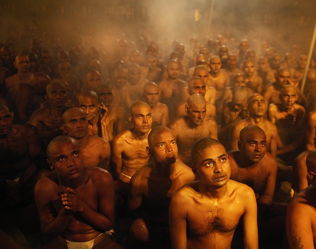 印度教苦行僧虔誠朝拜救贖靈魂