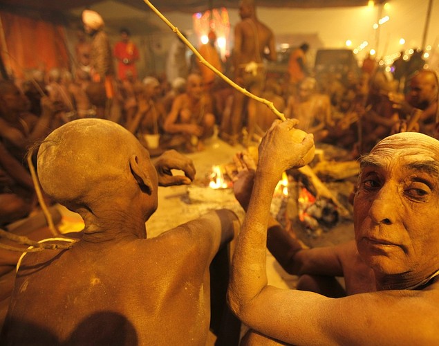 印度教苦行僧虔誠朝拜救贖靈魂