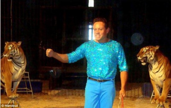孟加拉虎表演時(shí)當(dāng)眾咬死訓(xùn)練員