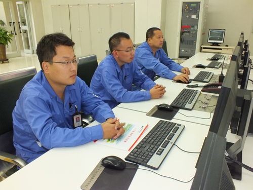 參加中國——亞歐博覽會的疆內外媒體記者參觀企業(yè)