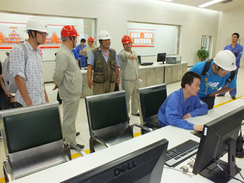 參加中國——亞歐博覽會的疆內外媒體記者參觀企業(yè)