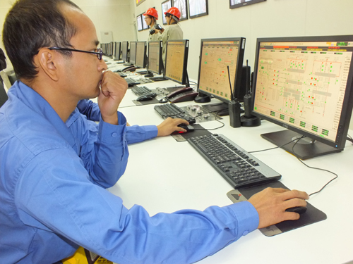 參加中國——亞歐博覽會的疆內外媒體記者參觀企業(yè)