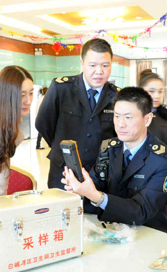 新疆克拉瑪依市白堿灘啟用食品快速檢測(cè)儀 確保春節(jié)餐桌安全