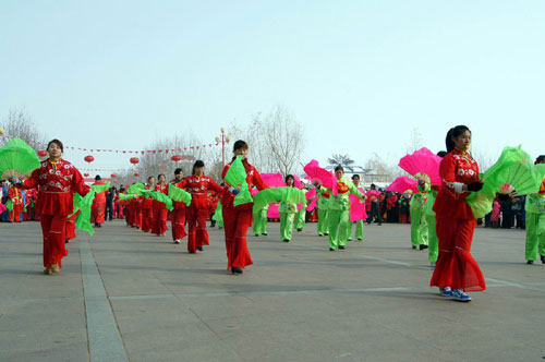 新疆兵團六師共青團農(nóng)場社火表演喜迎元宵節(jié)