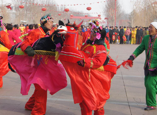 新疆兵團六師共青團農(nóng)場社火表演喜迎元宵節(jié)