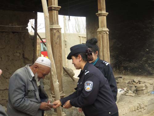 35名警花“三八”婦女節(jié)的特殊慰問