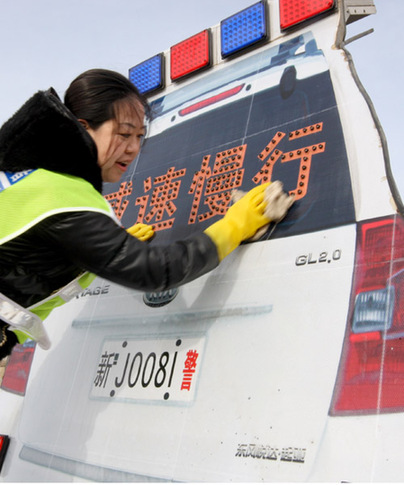 克拉瑪依：綠絲帶交通志愿者寒風(fēng)天里度周末