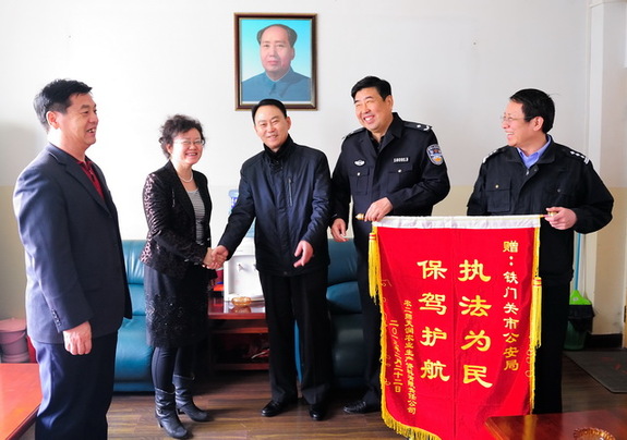 熱心服務企業(yè) 錦旗相送表謝意
