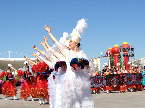 伊犁哈薩克自治州第十七屆阿肯阿依特斯文化旅游節(jié)開幕