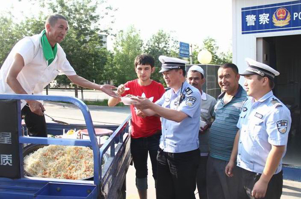 奎屯市木合塔爾餐廳老板員工慰問(wèn)執(zhí)勤公安民警