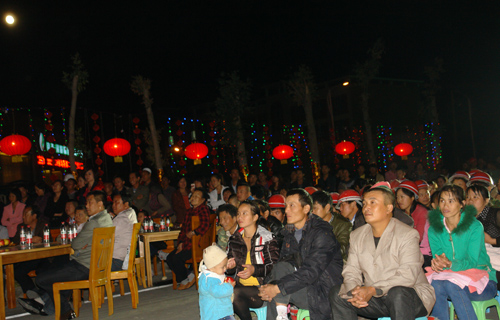 霍城縣舉辦農(nóng)民工中秋文藝晚會(huì) 農(nóng)民工倍感溫暖