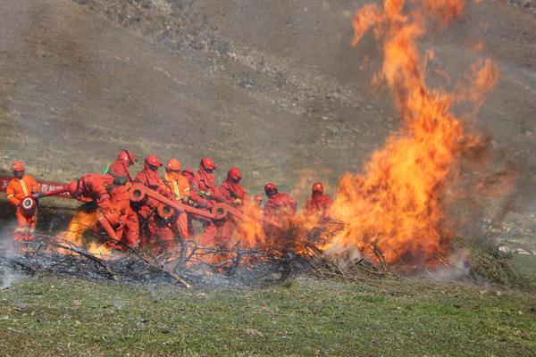 森林防火實(shí)戰(zhàn)演練提高滅火能力