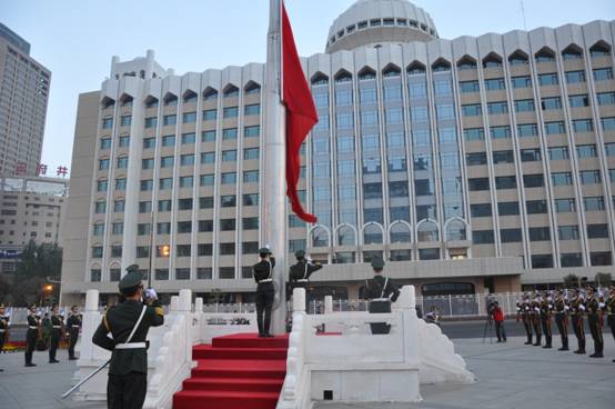 天安門國(guó)旗新疆上空飄揚(yáng)——北京天安門廣場(chǎng)國(guó)旗護(hù)衛(wèi)隊(duì)向新疆贈(zèng)送國(guó)旗