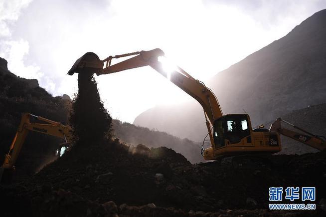 全力以赴爭分奪秒搜尋被埋人員