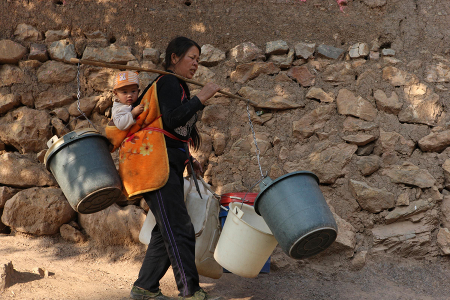 云南旱情:排隊(duì)接水 日食兩餐