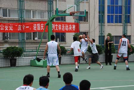 昆鐵警方系列文體活動(dòng)隆重紀(jì)念建國62周年華誕