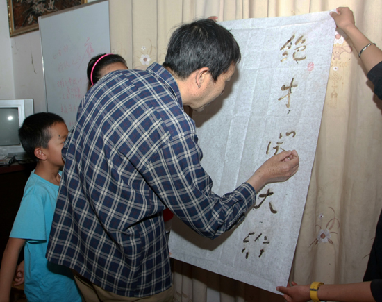 昆明:十余名小學(xué)生到文化傳習(xí)館學(xué)手藝