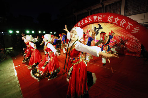 云南巧家送戲下鄉(xiāng)村民樂開懷