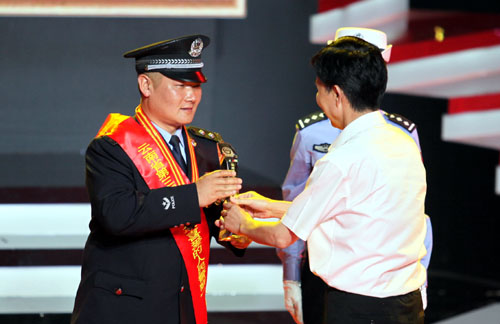 昆明鐵路公安處廣通站派出所所長(zhǎng)呂剛當(dāng)選云南省第三屆“百姓最喜愛(ài)的人民警察”
