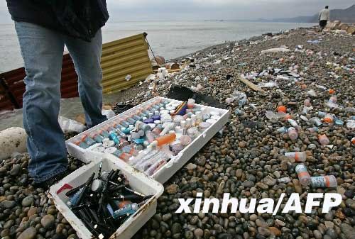 英國：貨輪遇風(fēng)暴擱淺 有人哄搶有人救鳥