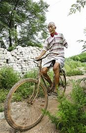 八旬獨(dú)臂翁種田騎車走鋼管獲稱最牛農(nóng)民