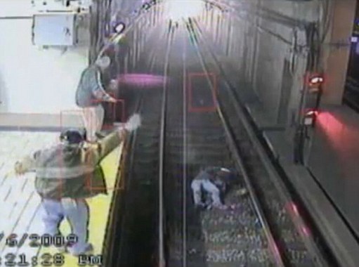 組圖：美一婦女醉臥鐵軌 司機(jī)及時(shí)剎車避免慘劇