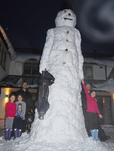 英國近五米高雪人斜而不倒 有望堅持到圣誕節(jié)