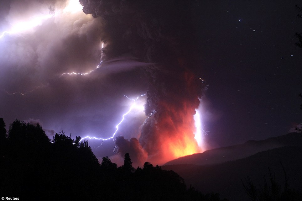 組圖：智利火山噴發(fā)伴隨電閃雷鳴 場面蔚為壯觀