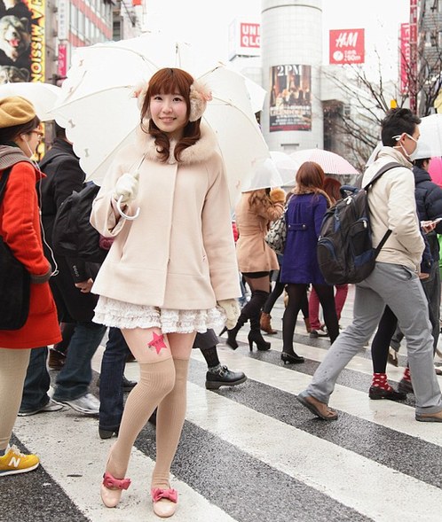 日本廣告貼在少女美腿上 穿8小時(shí)短裙即有酬勞