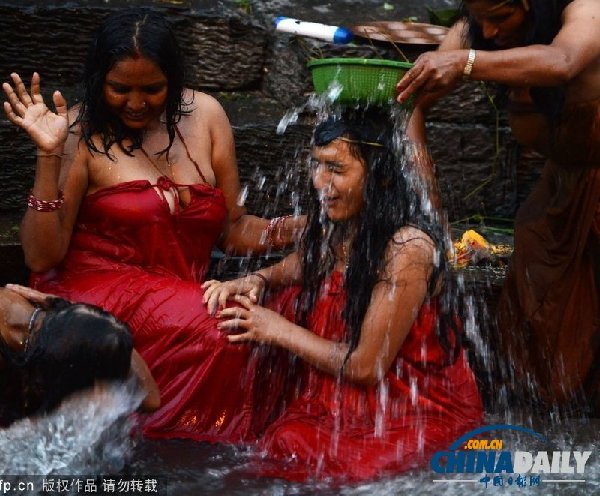 尼泊爾女性禁食沐浴慶祝提吉節(jié)
