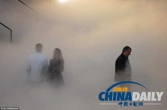 日藝術(shù)家屋頂造“漫步云端”幻境（圖）