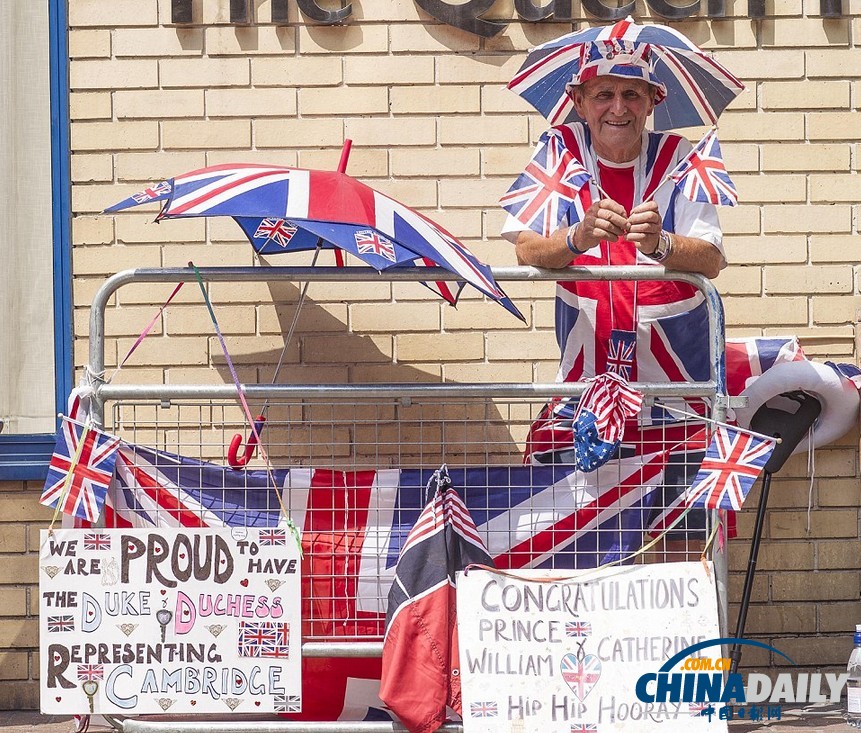 醫(yī)院外苦等凱特寶寶降生 各國記者無聊打毛衣看小說
