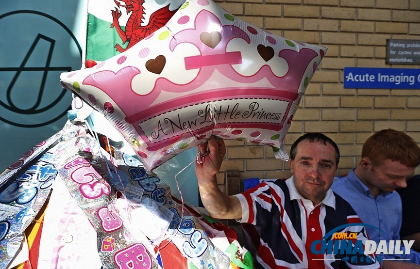 醫(yī)院外苦等凱特寶寶降生 各國記者無聊打毛衣看小說